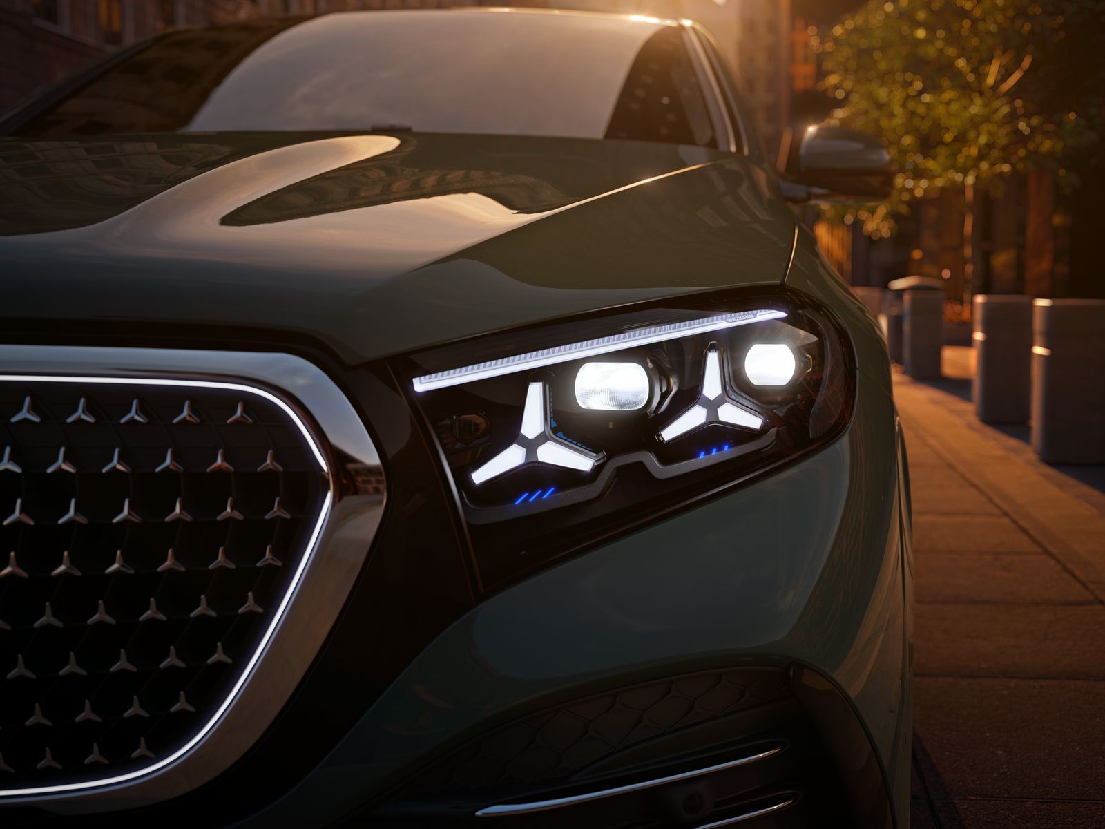 Eingeschalteter LED-Scheinwerfer eines Mercedes-Benz